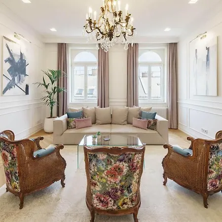 Broadway Apartment *