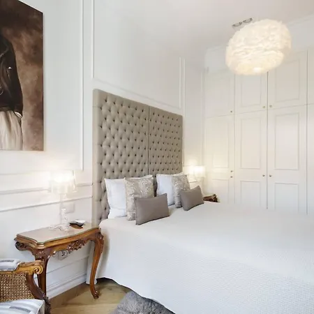 Broadway Apartment *