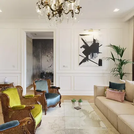 Broadway Apartment *