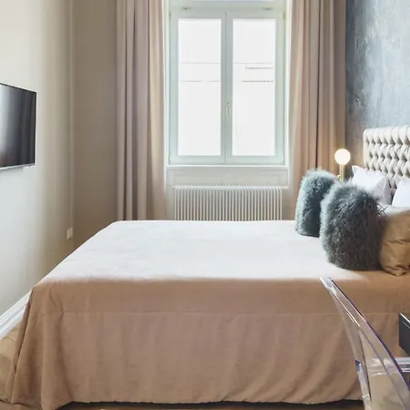 Broadway Apartment *