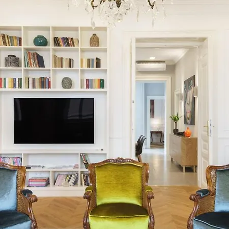 Broadway Apartment *