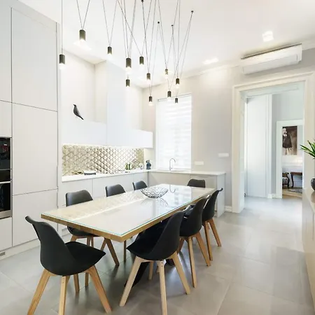 Broadway Apartment *