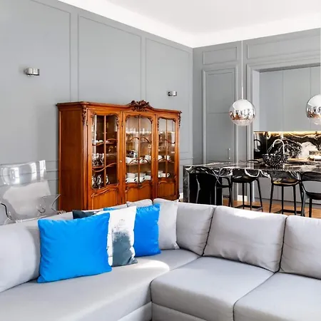 Broadway Apartment *