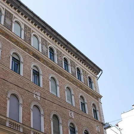 Broadway Apartment *